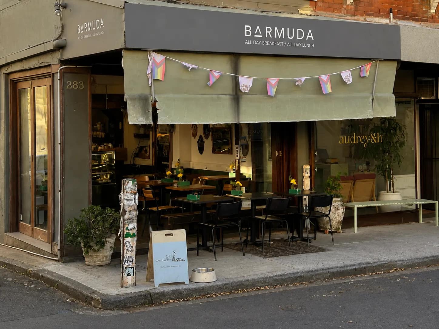 Barmuda cafe in Newtown